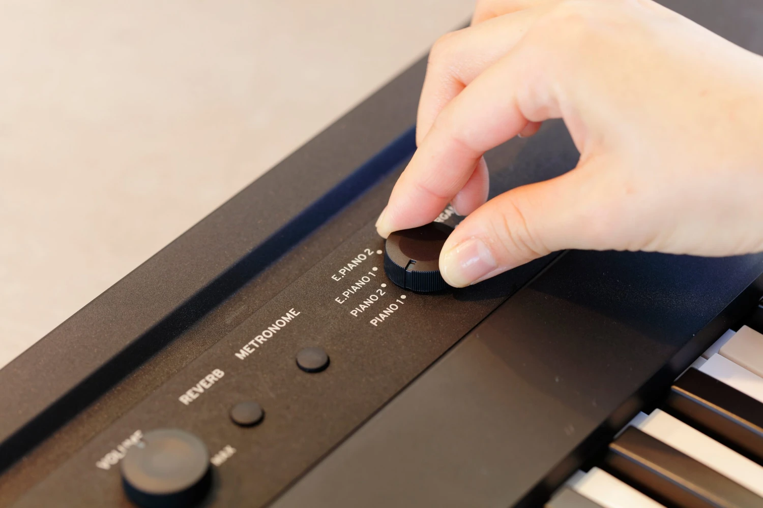 Korg L1 Piano 88-Key Piano With Kronos LS Action - Black - Korg 7 Korg L1 Piano 88-Key Piano With Kronos LS Action - Black - Korg - Image 7